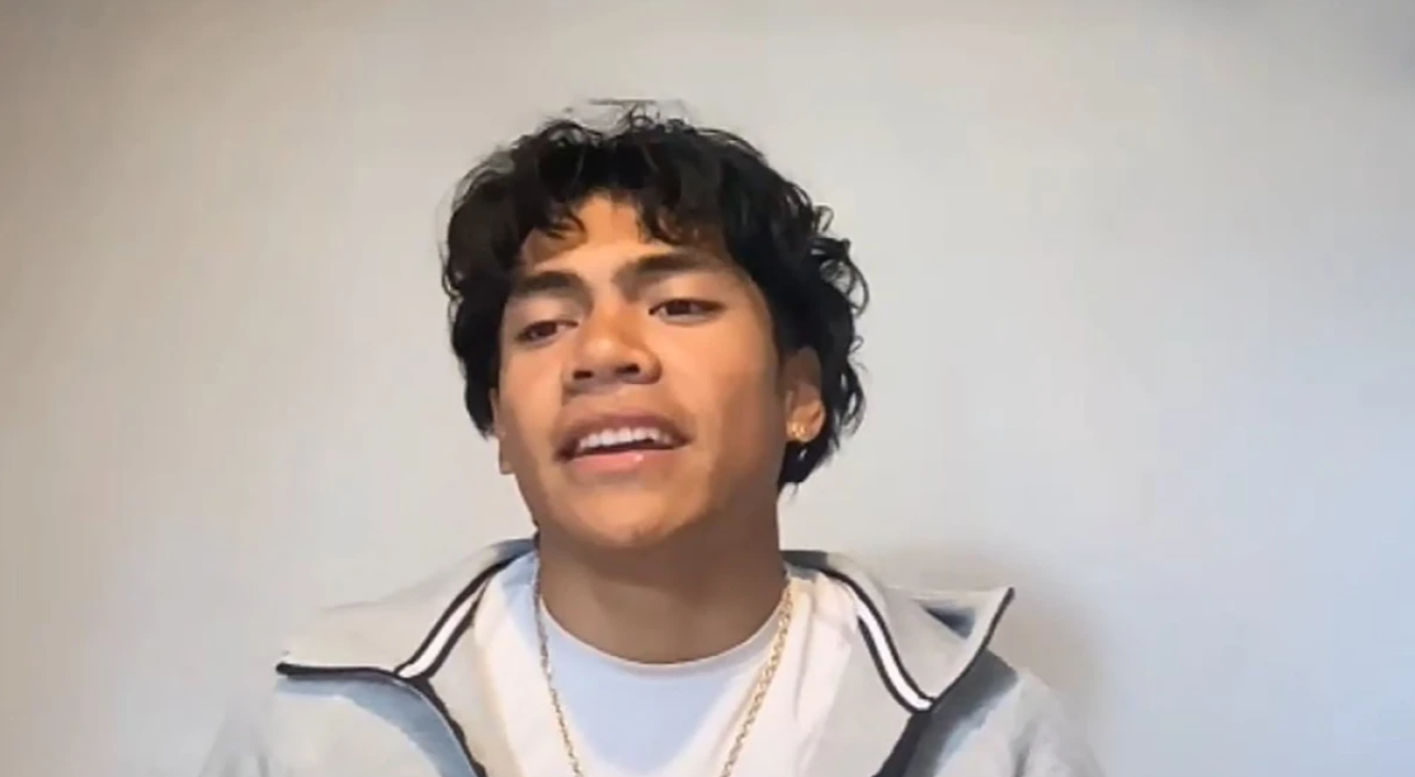 Τρέχει σαν αστραπή και φοράει κράνος: Το νέο αστέρι του ποδοσφαίρου πιάνει 36,5 χλμ την ώρα (video)