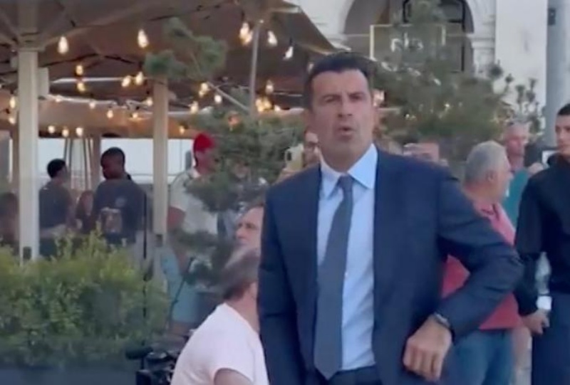 XAMOS με Φίγκο στη Λισαβόνα: Οπαδοί της Μπαρτσελόνα τον αποκάλεσαν «προδότη» κι εκείνος τους έδειξε τα γεννητικά του όργανα (ΒΙΝΤΕΟ)
