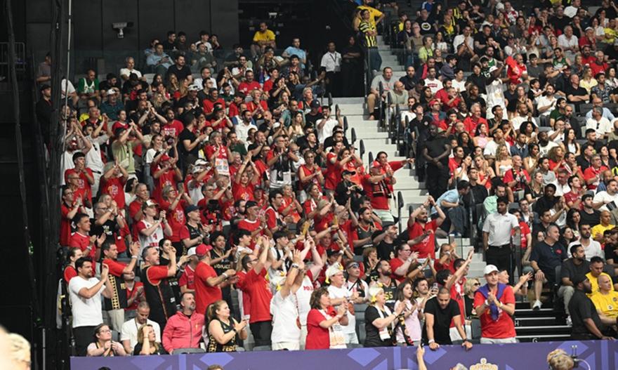 Πάρτι των φίλων του Ολυμπιακού στον τελικό της Ευρωλίγκας – Πήραν τη μάχη της εξέδρας από τους οπαδούς της Φενέρ!