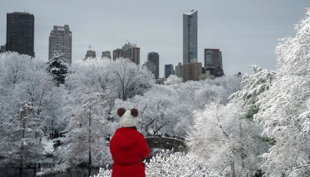 Επίσημα χειμώνας στη Νέα Υόρκη: «Ντύθηκε» στα λευκά το Central Park - Εντυπωσιακές εικόνες