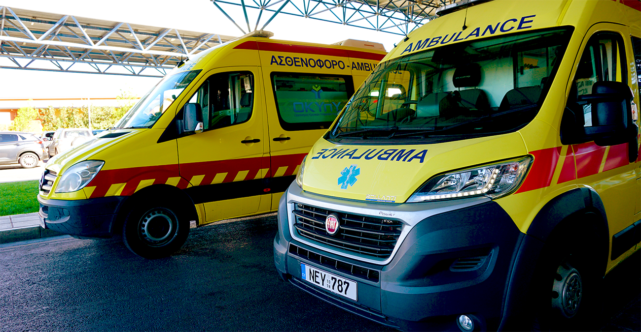 Μπερδεύτηκε, έκανε όπισθεν με το όχημά του και χτύπησε τη γυναίκα του – Από τύχη γλίτωσαν οι θαμώνες σε καφετέρια στη Λευκωσία