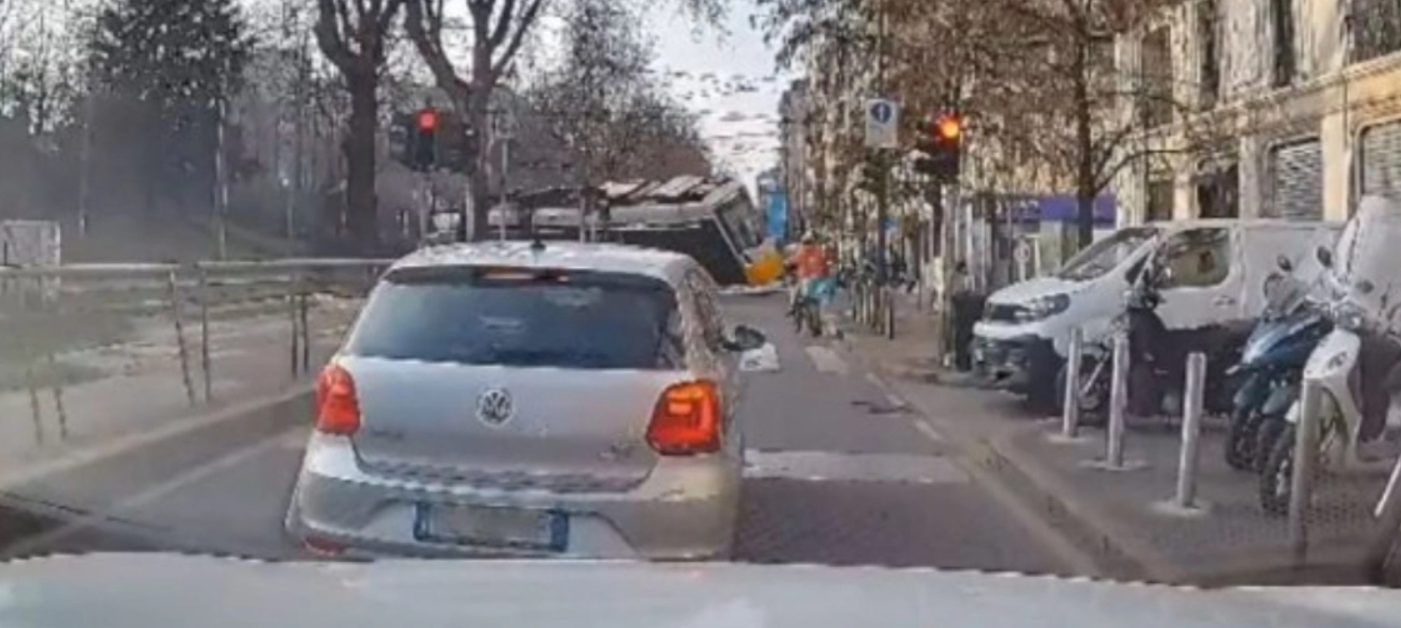 Βίντεο ντοκουμέντο από τη στιγμή που το τραμ στο Μιλάνο εκτροχιάζεται: Δύο νεκροί και 40 τραυματίες