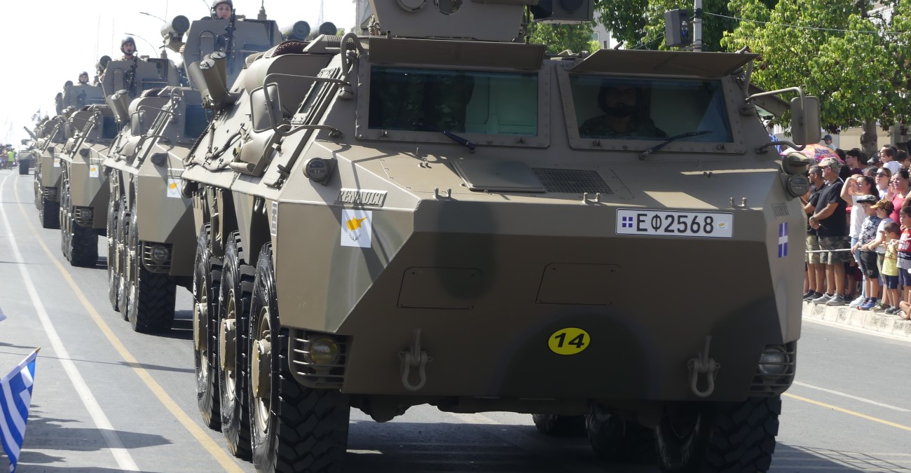 Στρατιωτικό όχημα στάθμευσε στο πλάι του δρόμου τραβώντας τα βλέμματα των διερχόμενων οδηγών – Ελαφριά κίνηση στο σημείο - Δείτε φωτογραφίες