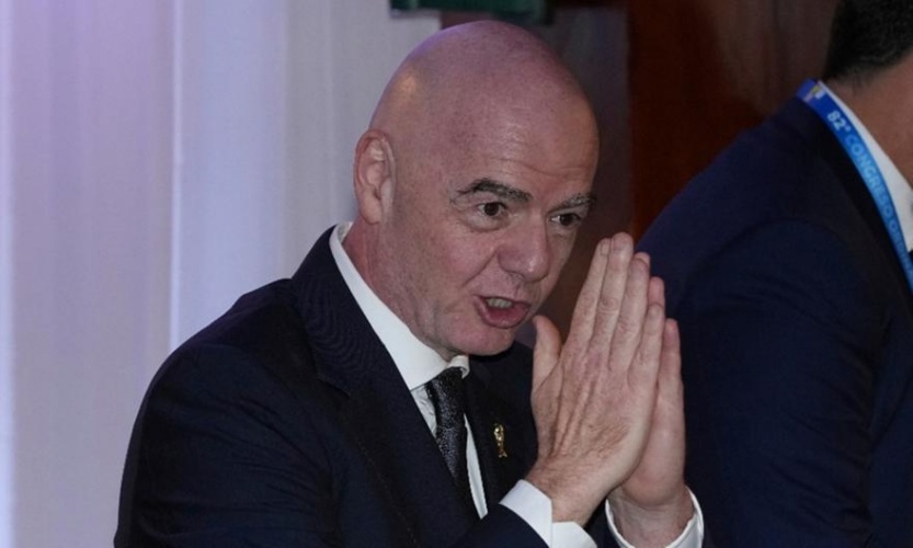 Αμήχανες στιγμές: Ο πρόεδρος της FIFA επιχείρησε χειραψία ανάμεσα σε Ισραήλ και Παλαιστίνη και κατέληξε σε ΦΙΑΣΚΟ (ΒΙΝΤΕΟ)