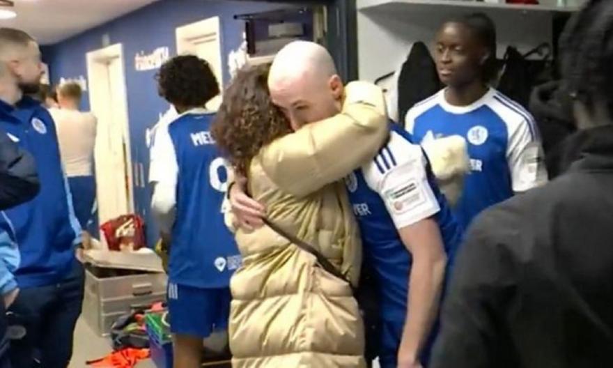 Συγκινητικές στιγμές μετά την επική πρόκριση της Μάκλσφιλντ: Στα αποδυτήρια οι γονείς παίκτη που σκοτώθηκε σε τροχαίο