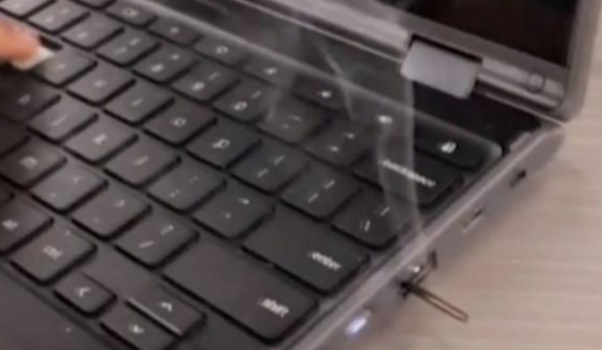 Chromebook: Το νέο σοκαριστικό challenge στο TikTok – Μαθητές βάζουν… φωτιά σε υπολογιστές