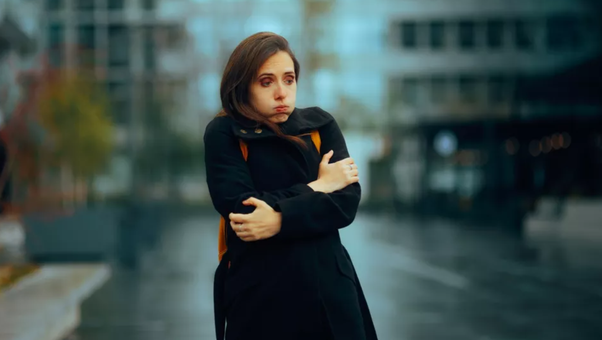 Γιατί όλοι «κολλάνε» κάτι το χειμώνα; Πόσο μπορεί να μας αρρωστήσει το κρύο