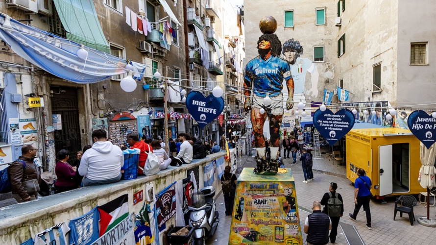 Ο υπερτουρισμός «σκοτώνει» τη Νάπολη: Η πόλη μετατρέπεται σε… θεματικό πάρκο Μαραντόνα, η Καμόρα αφήνει τα ναρκωτικά για τα Airbnb και τα ενοίκια αυξάνονται 40%