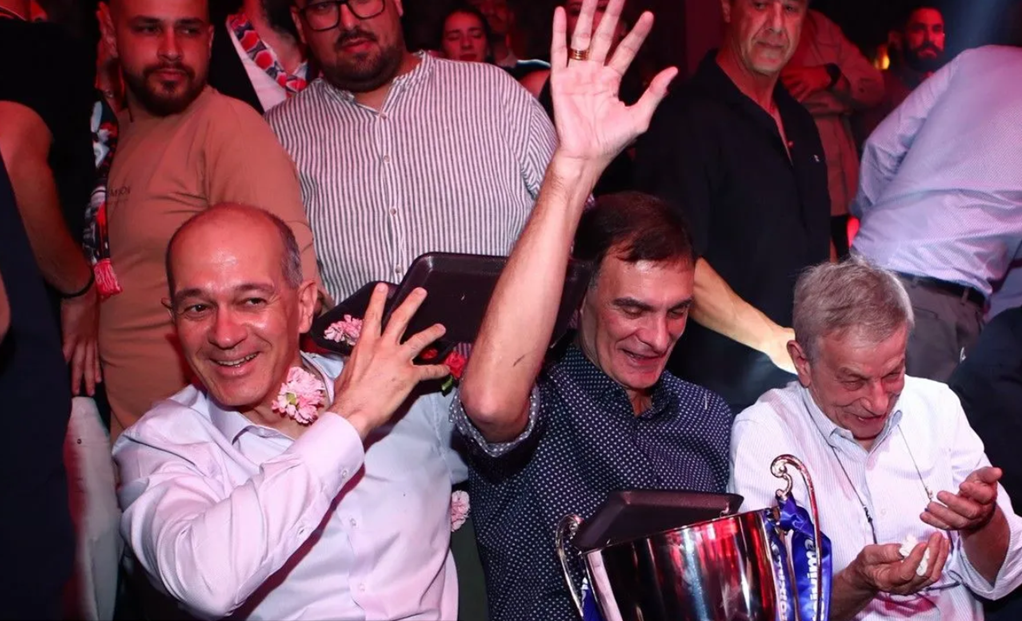 Ολυμπιακός: Χαμός στο “νοικιάστηκε”, βροχή τα λουλούδια για τον Γιώργο Μπαρτζώκα (BINTEO)