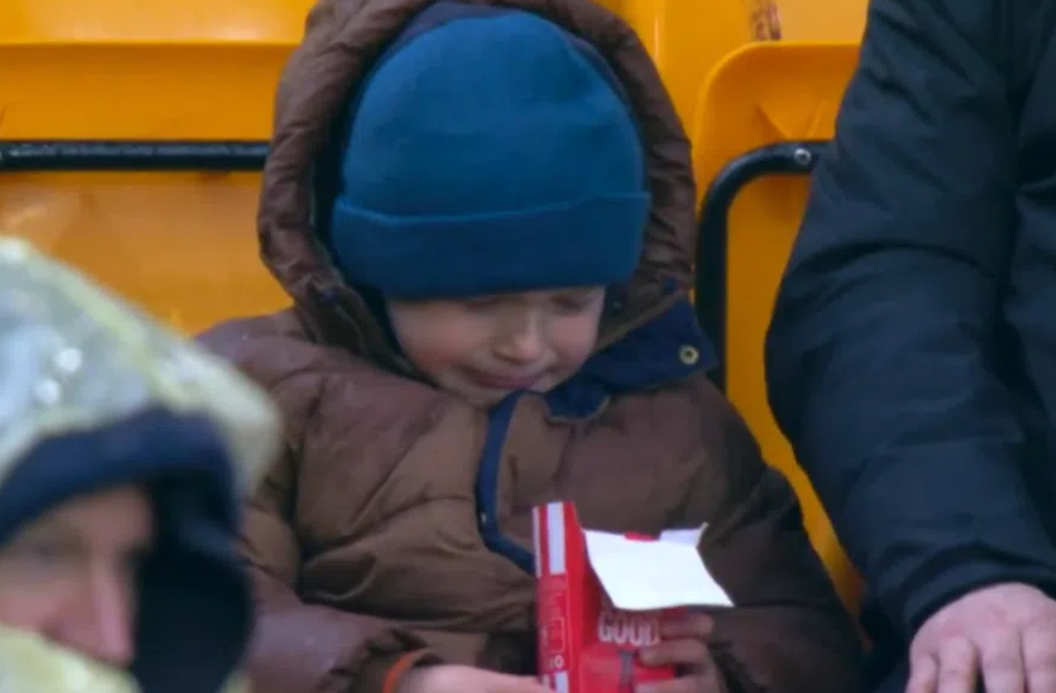 Του πήραν τις κοτομπουκιές και έγινε viral, αλλά η Γουλβς τον... αποζημίωσε με απίθανο τρόπο (BINTEO)