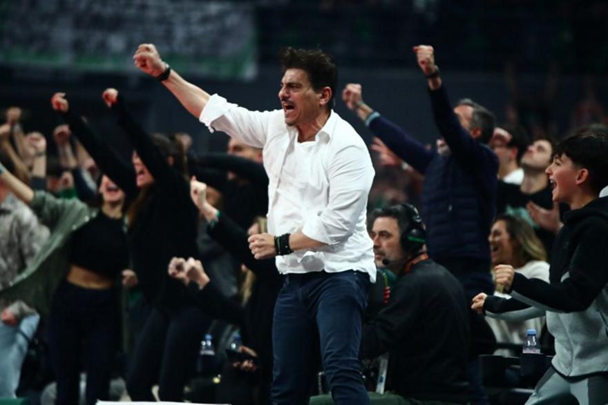 Ο Γιαννακόπουλος πανηγύρισε έξαλλα την ανατροπή του Παναθηναϊκού AKTOR από τα court seats