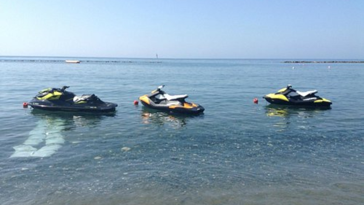 Υπό όρους η ενοικίαση jet ski χωρίς άδεια, όχι όμως από ανήλικους - Τι ισχύει