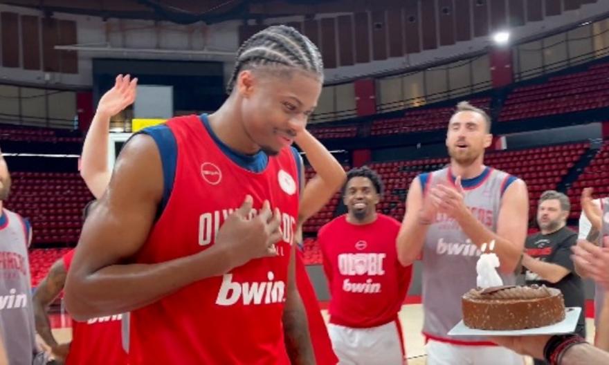 Ολυμπιακός: Τούρτα-έκπληξη στον Κώστα Αντετοκούνμπο (BINTEO)