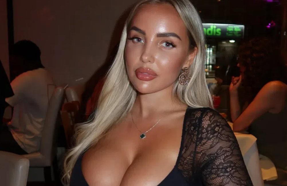 Oλίβια Χόλντερ: Η σύντροφος του Κόουλ Πάλμερ, εντυπωσιάζει με τολμηρή εμφάνιση στις διακοπές της (ΦΩΤΟΓΡΑΦΙΕΣ)