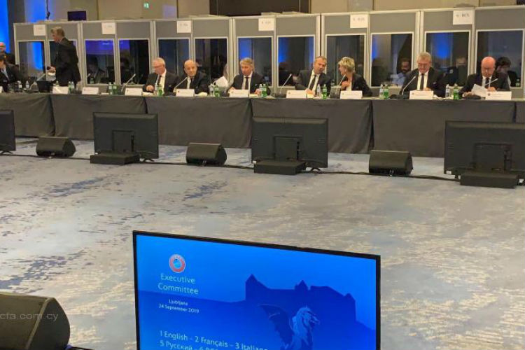 Η θηλειά στο λαιμό του «Βασιλιά» και οι «δελφίνοι»…